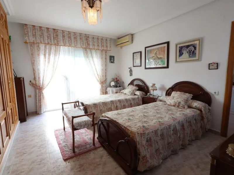 VILLA INDEPENDIENTE CON PARCELA DE 1500 M2. 5 DORM. 4 BAÑOS. CON PISCINA PRIVADA.