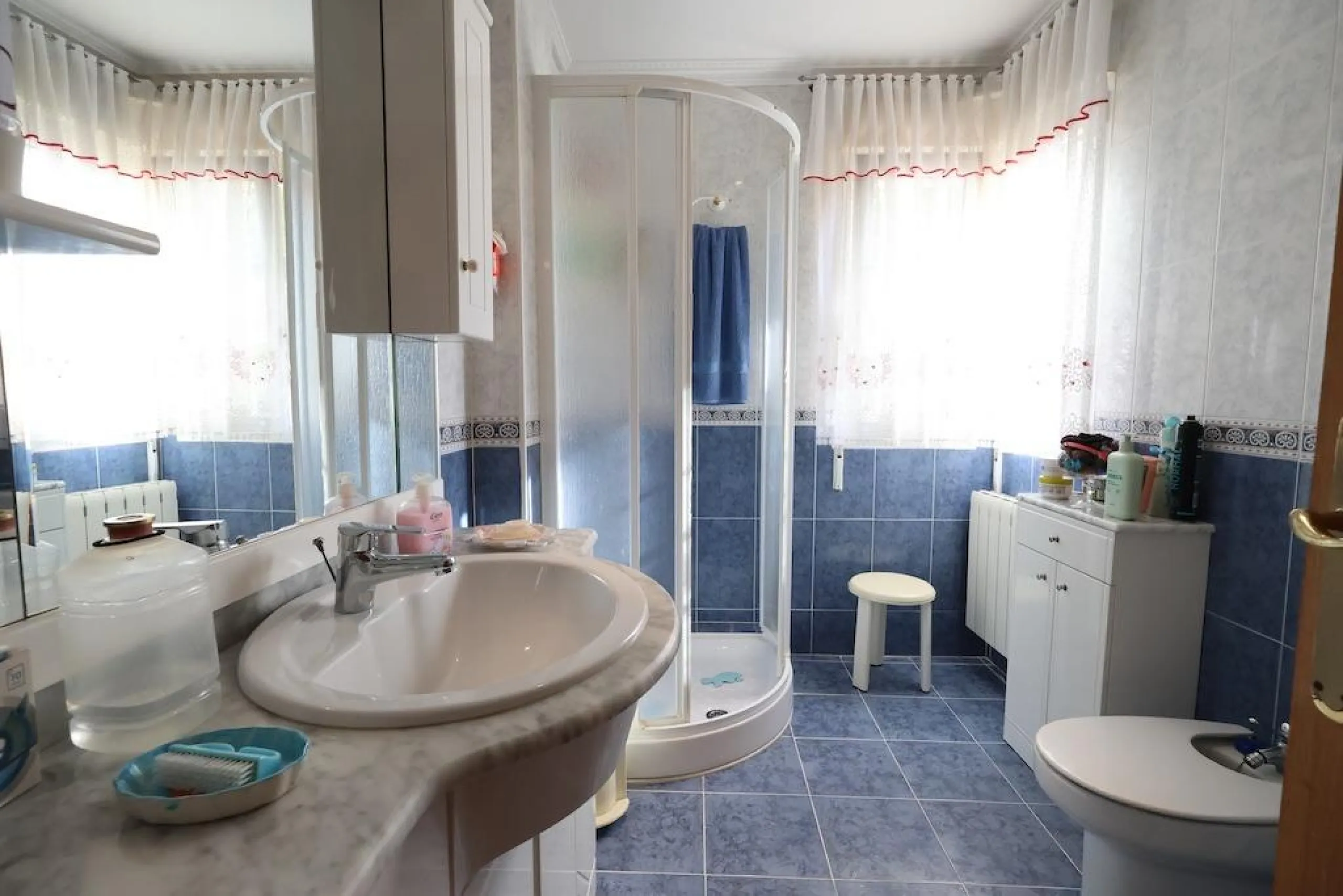 VILLA INDEPENDIENTE CON PARCELA DE 1500 M2. 5 DORM. 4 BAÑOS. CON PISCINA PRIVADA.