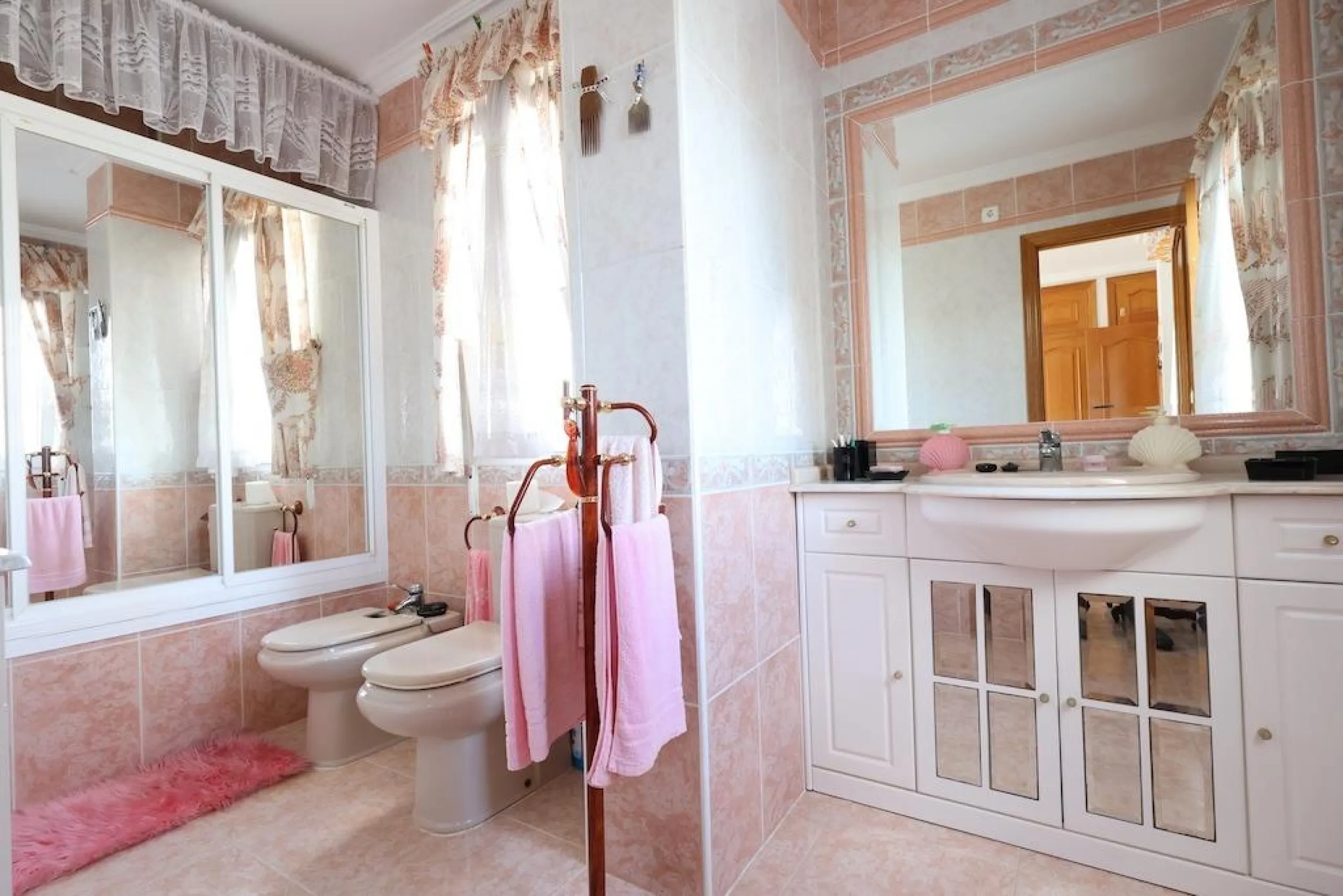 VILLA INDEPENDIENTE CON PARCELA DE 1500 M2. 5 DORM. 4 BAÑOS. CON PISCINA PRIVADA.