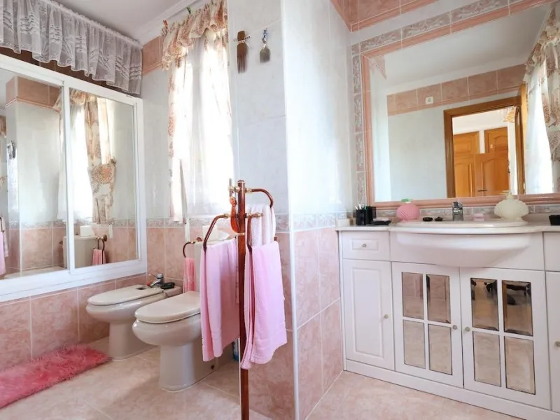 VILLA INDEPENDIENTE CON PARCELA DE 1500 M2. 5 DORM. 4 BAÑOS. CON PISCINA PRIVADA.