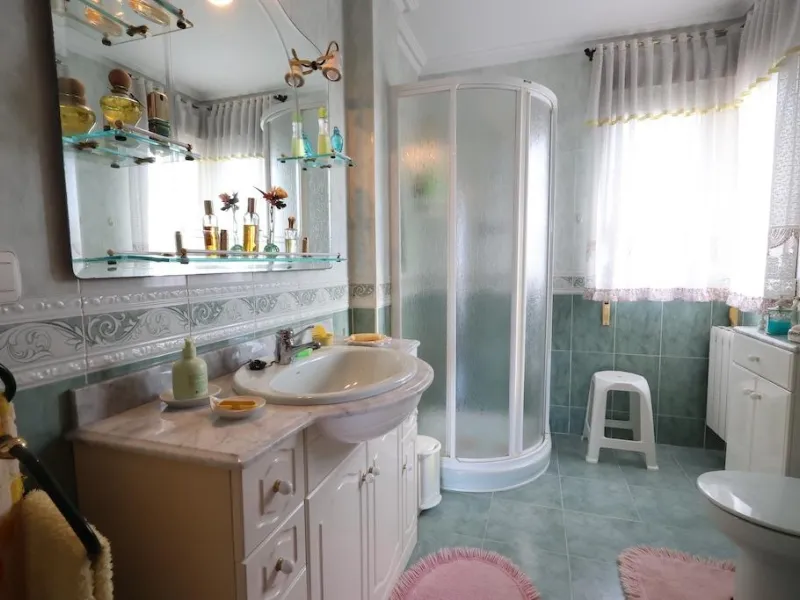 VILLA INDEPENDIENTE CON PARCELA DE 1500 M2. 5 DORM. 4 BAÑOS. CON PISCINA PRIVADA.