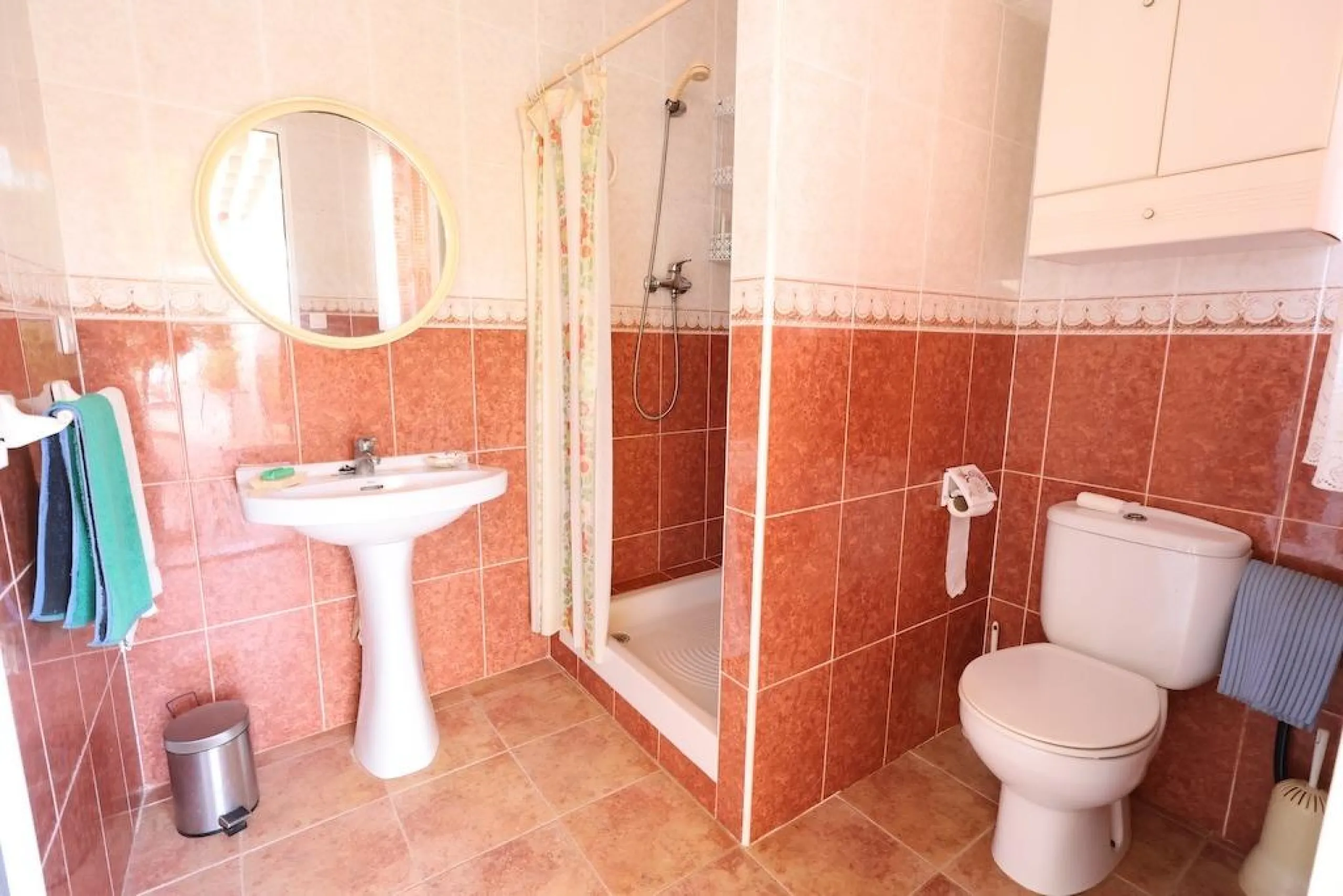VILLA INDEPENDIENTE CON PARCELA DE 1500 M2. 5 DORM. 4 BAÑOS. CON PISCINA PRIVADA.