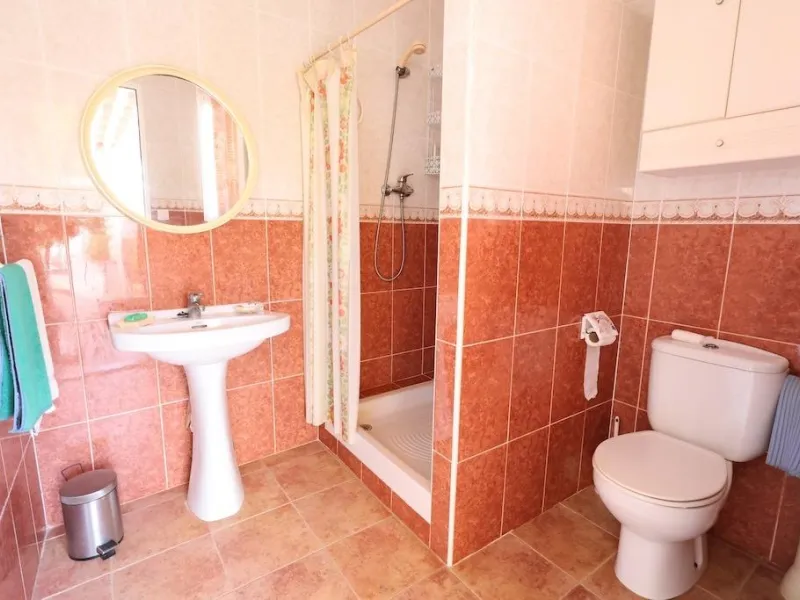 VILLA INDEPENDIENTE CON PARCELA DE 1500 M2. 5 DORM. 4 BAÑOS. CON PISCINA PRIVADA.