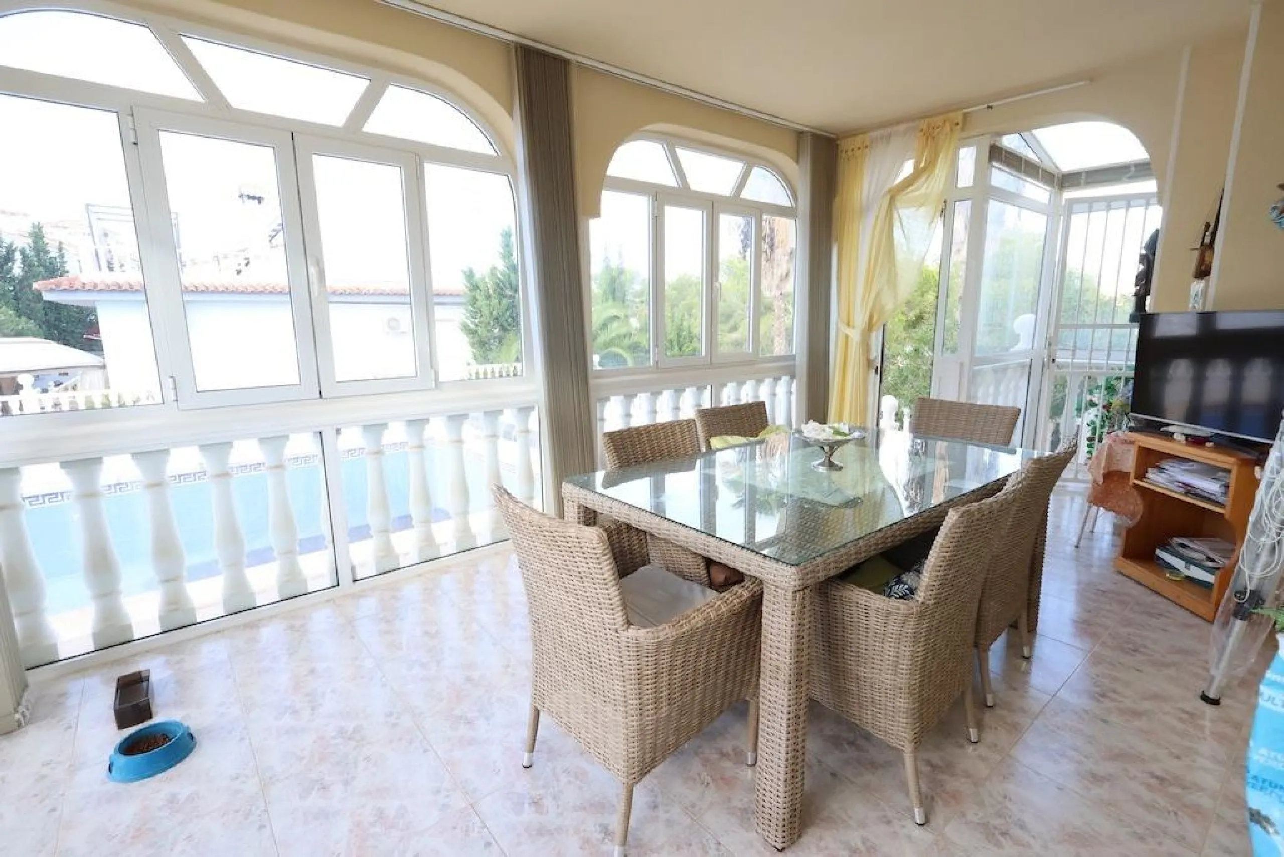VILLA INDEPENDIENTE CON PARCELA DE 1500 M2. 5 DORM. 4 BAÑOS. CON PISCINA PRIVADA.