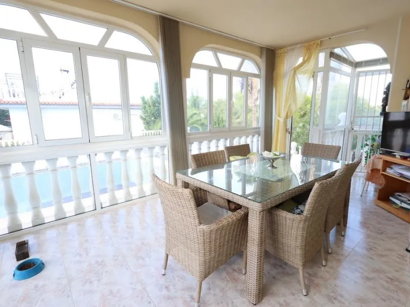 VILLA INDEPENDIENTE CON PARCELA DE 1500 M2. 5 DORM. 4 BAÑOS. CON PISCINA PRIVADA.