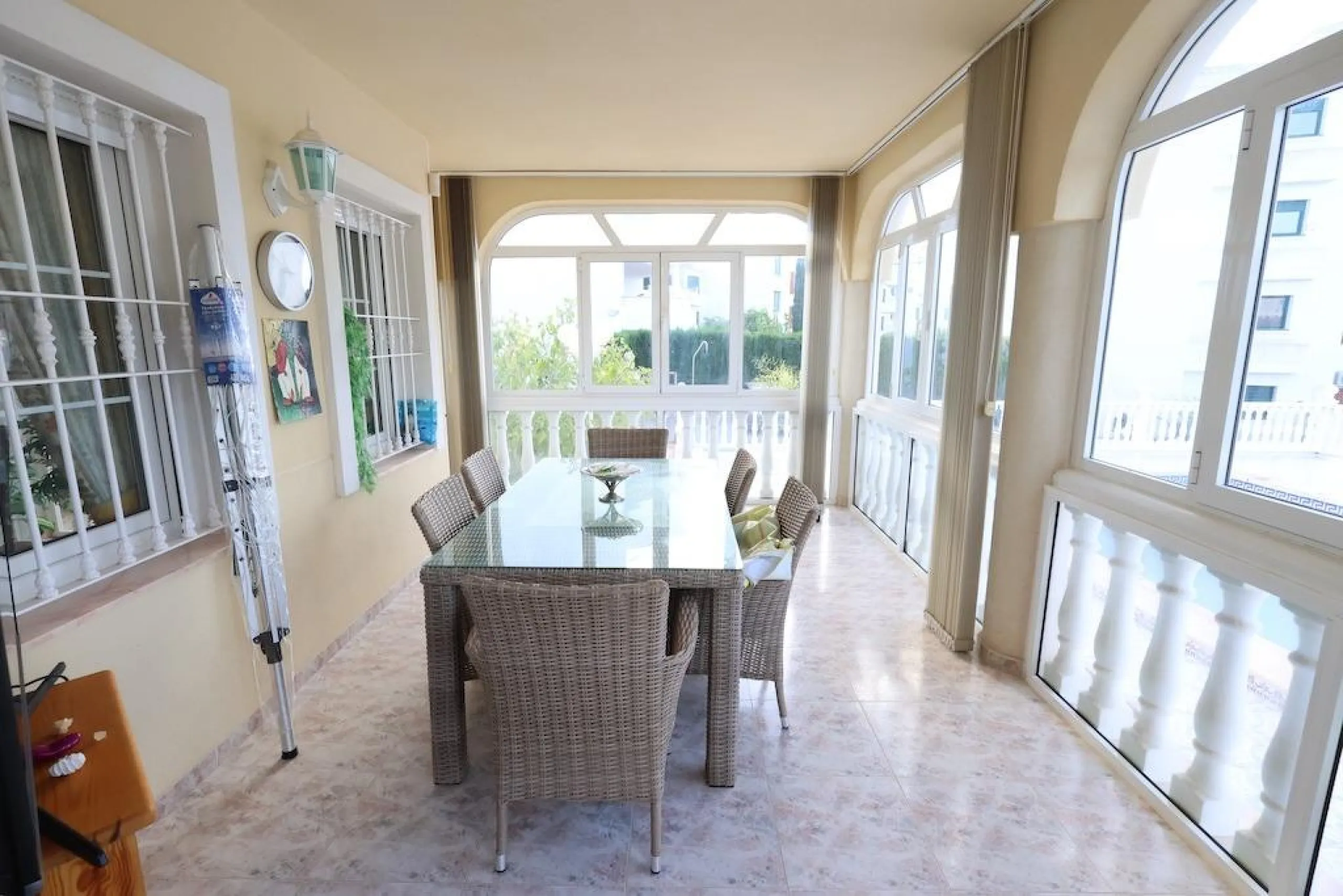 VILLA INDEPENDIENTE CON PARCELA DE 1500 M2. 5 DORM. 4 BAÑOS. CON PISCINA PRIVADA.