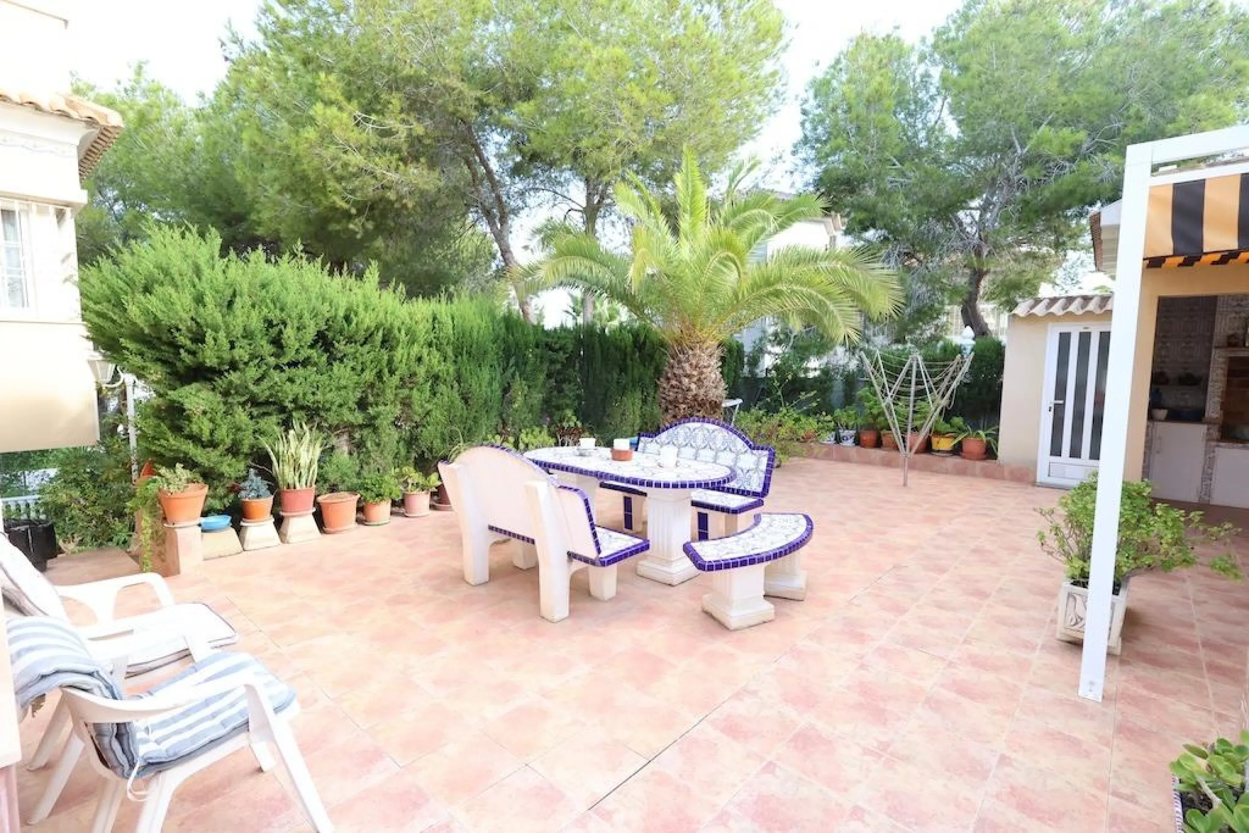 VILLA INDEPENDIENTE CON PARCELA DE 1500 M2. 5 DORM. 4 BAÑOS. CON PISCINA PRIVADA.