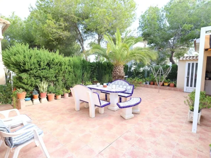 VILLA INDEPENDIENTE CON PARCELA DE 1500 M2. 5 DORM. 4 BAÑOS. CON PISCINA PRIVADA.
