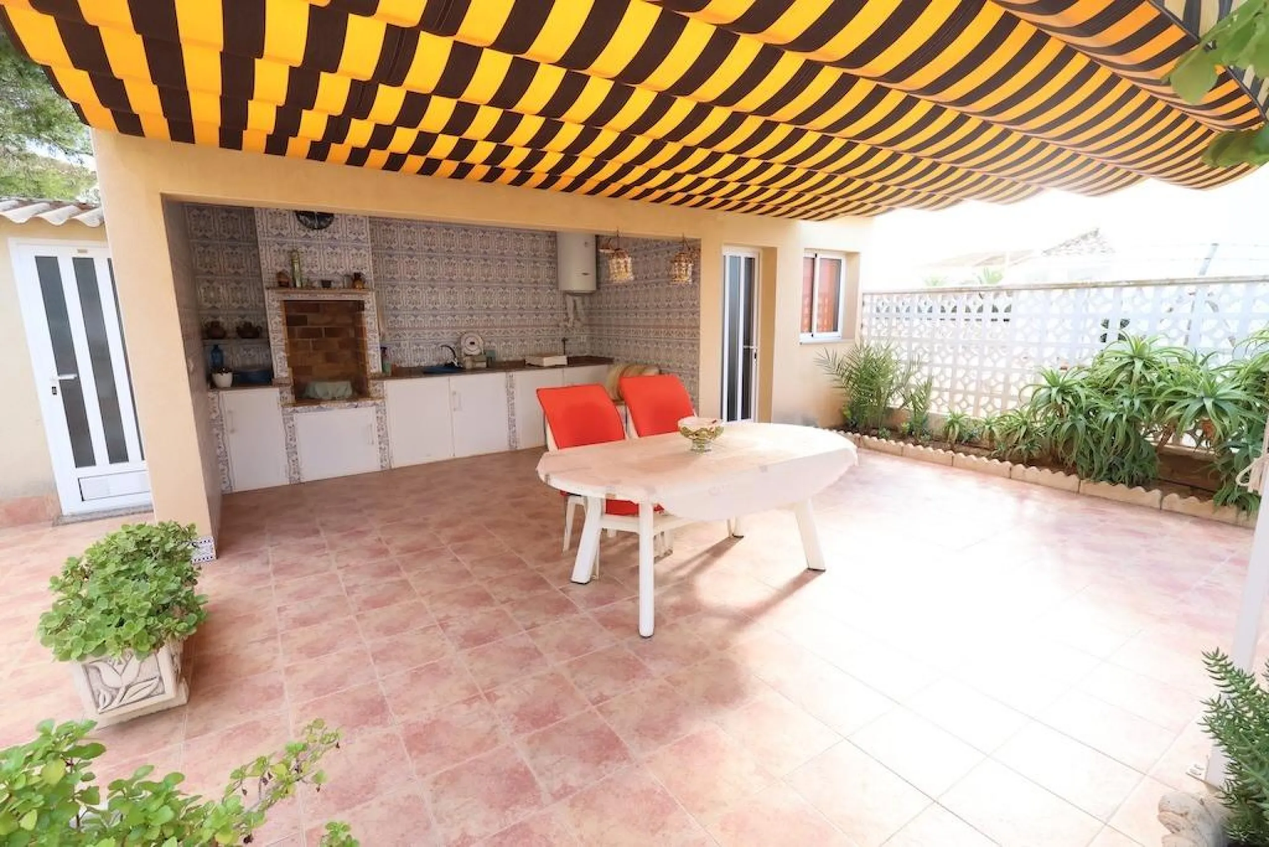 VILLA INDEPENDIENTE CON PARCELA DE 1500 M2. 5 DORM. 4 BAÑOS. CON PISCINA PRIVADA.