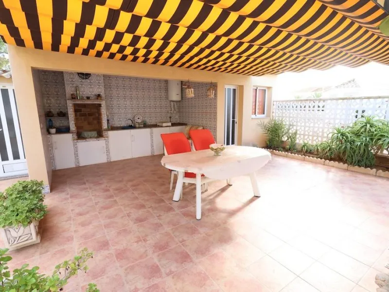 VILLA INDEPENDIENTE CON PARCELA DE 1500 M2. 5 DORM. 4 BAÑOS. CON PISCINA PRIVADA.