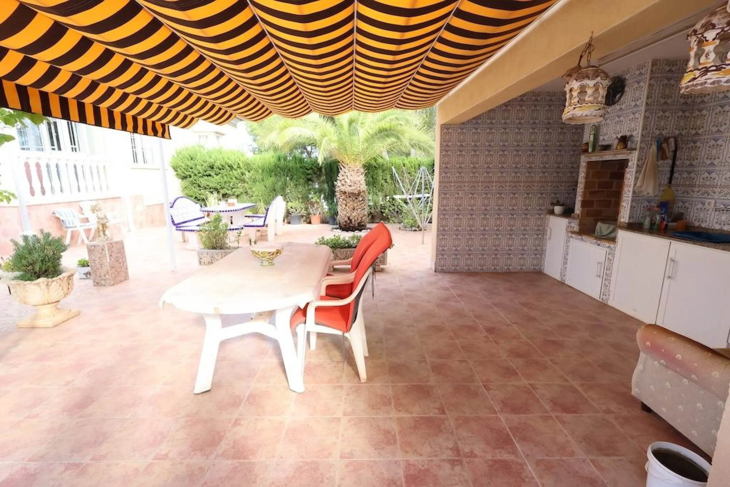 VILLA INDEPENDIENTE CON PARCELA DE 1500 M2. 5 DORM. 4 BAÑOS. CON PISCINA PRIVADA.