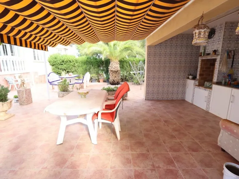 VILLA INDEPENDIENTE CON PARCELA DE 1500 M2. 5 DORM. 4 BAÑOS. CON PISCINA PRIVADA.