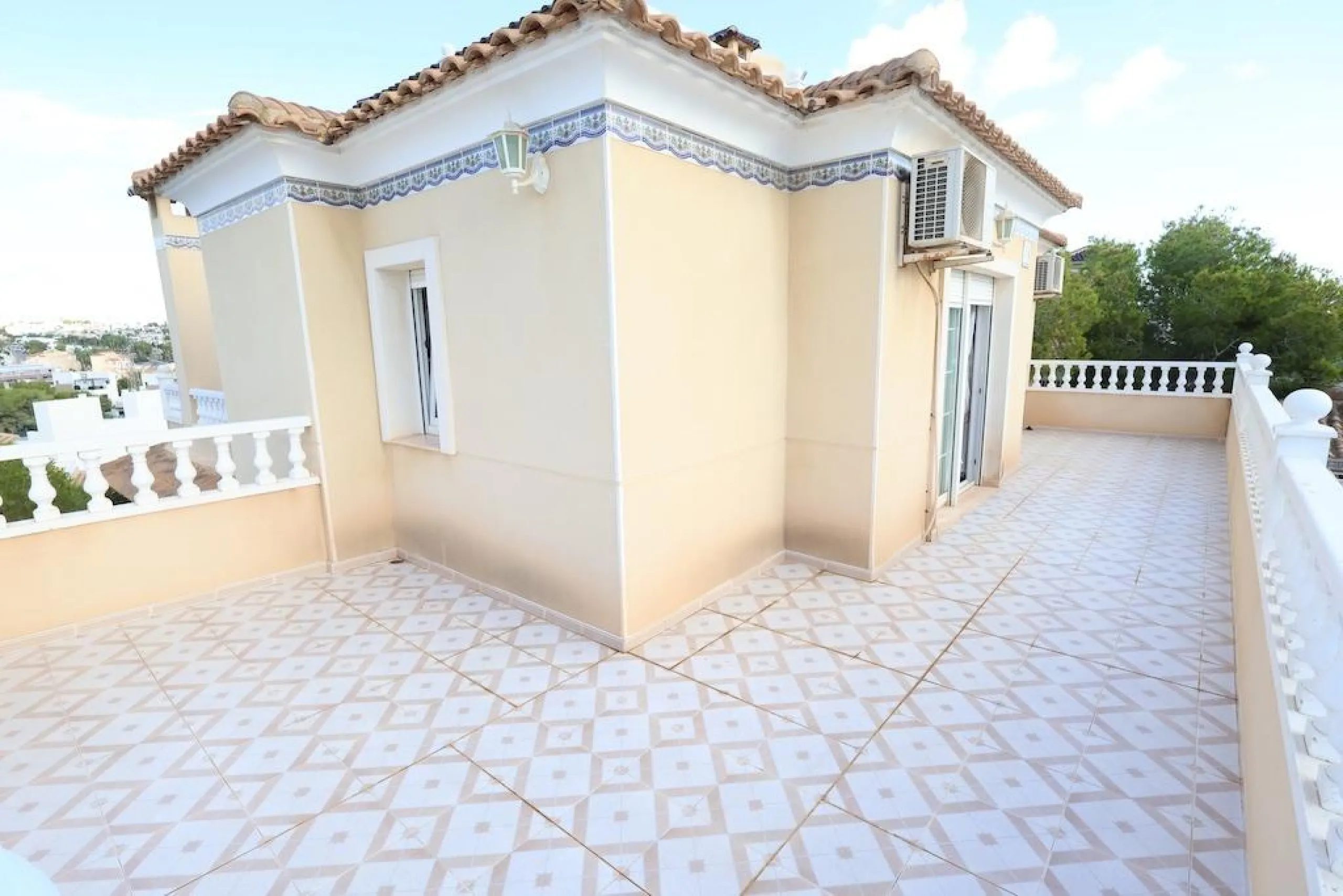 VILLA INDEPENDIENTE CON PARCELA DE 1500 M2. 5 DORM. 4 BAÑOS. CON PISCINA PRIVADA.
