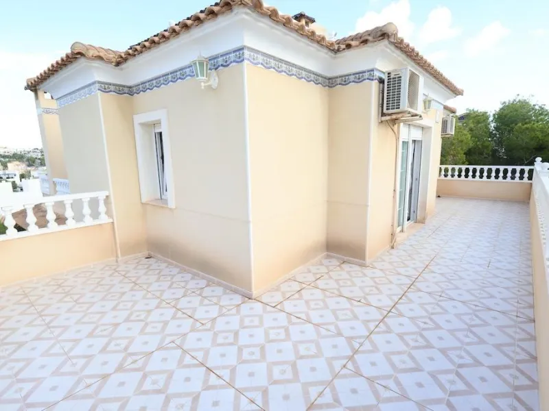 VILLA INDEPENDIENTE CON PARCELA DE 1500 M2. 5 DORM. 4 BAÑOS. CON PISCINA PRIVADA.