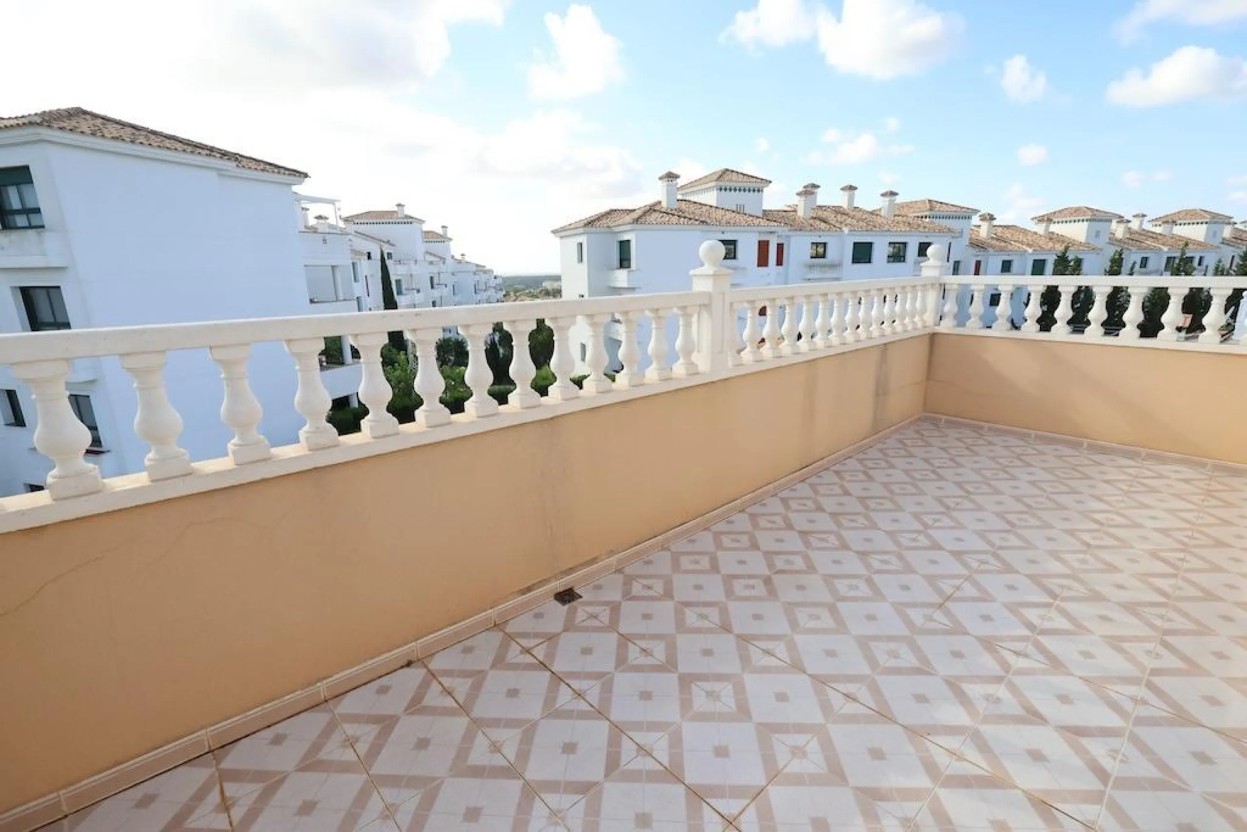 VILLA INDEPENDIENTE CON PARCELA DE 1500 M2. 5 DORM. 4 BAÑOS. CON PISCINA PRIVADA.