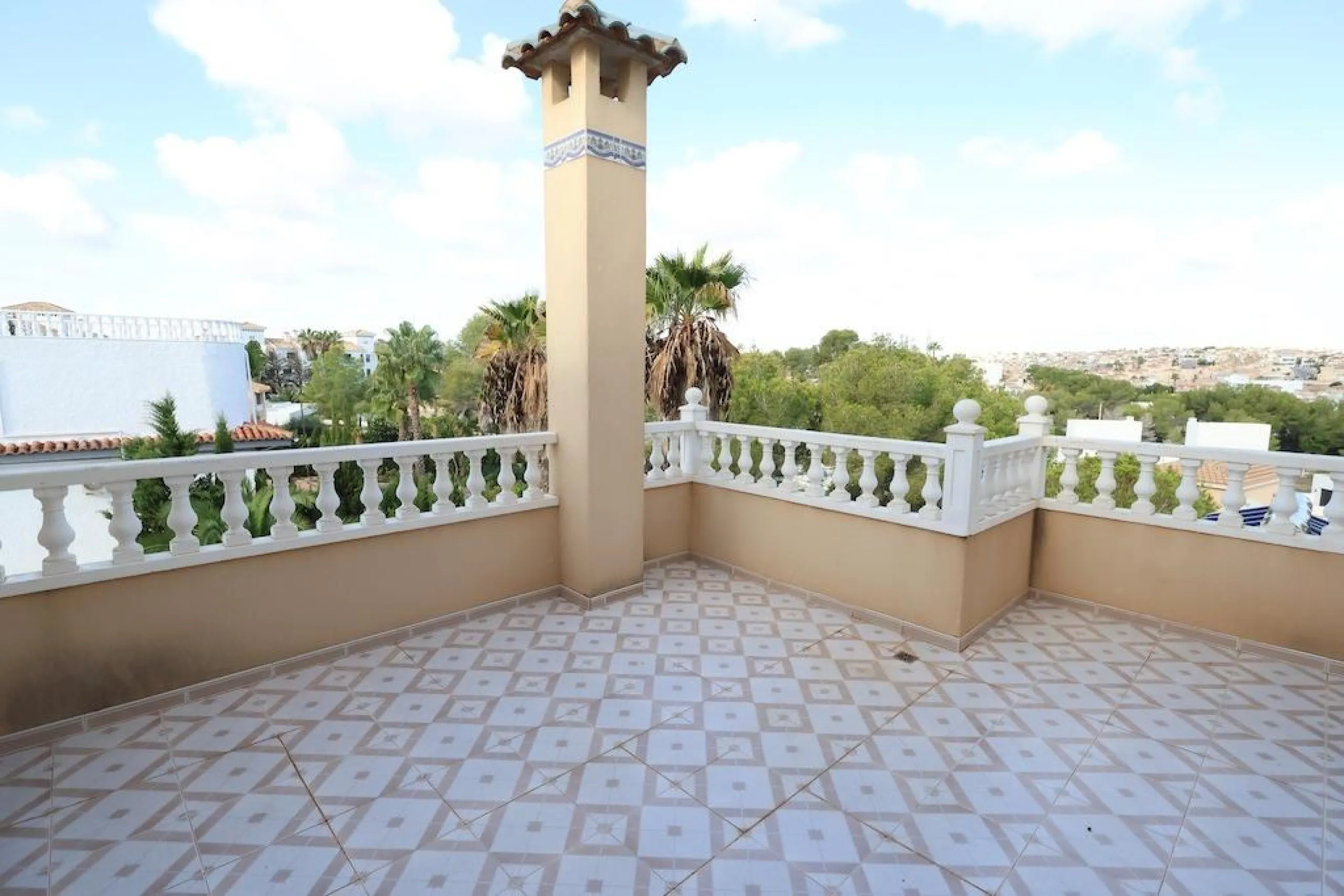 VILLA INDEPENDIENTE CON PARCELA DE 1500 M2. 5 DORM. 4 BAÑOS. CON PISCINA PRIVADA.