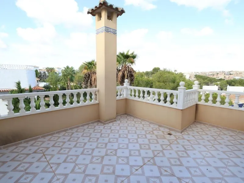VILLA INDEPENDIENTE CON PARCELA DE 1500 M2. 5 DORM. 4 BAÑOS. CON PISCINA PRIVADA.