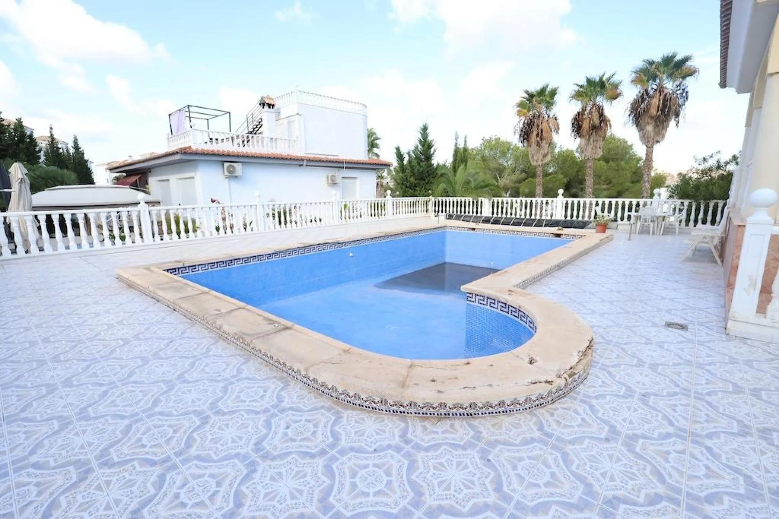 VILLA INDEPENDIENTE CON PARCELA DE 1500 M2. 5 DORM. 4 BAÑOS. CON PISCINA PRIVADA.