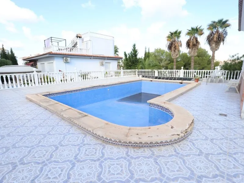 VILLA INDEPENDIENTE CON PARCELA DE 1500 M2. 5 DORM. 4 BAÑOS. CON PISCINA PRIVADA.