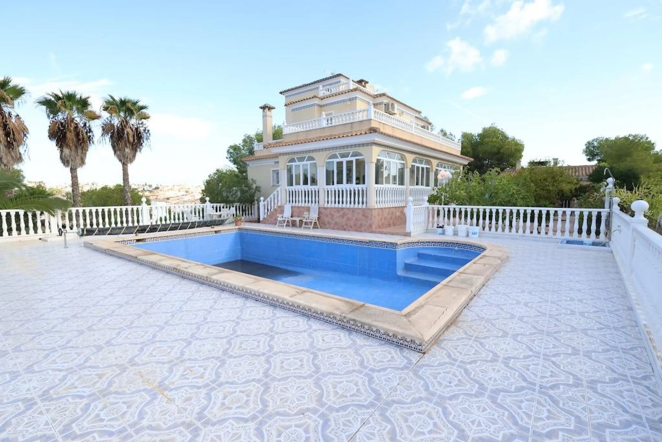 VILLA INDEPENDIENTE CON PARCELA DE 1500 M2. 5 DORM. 4 BAÑOS. CON PISCINA PRIVADA.
