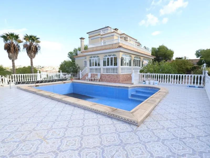 VILLA INDEPENDIENTE CON PARCELA DE 1500 M2. 5 DORM. 4 BAÑOS. CON PISCINA PRIVADA.