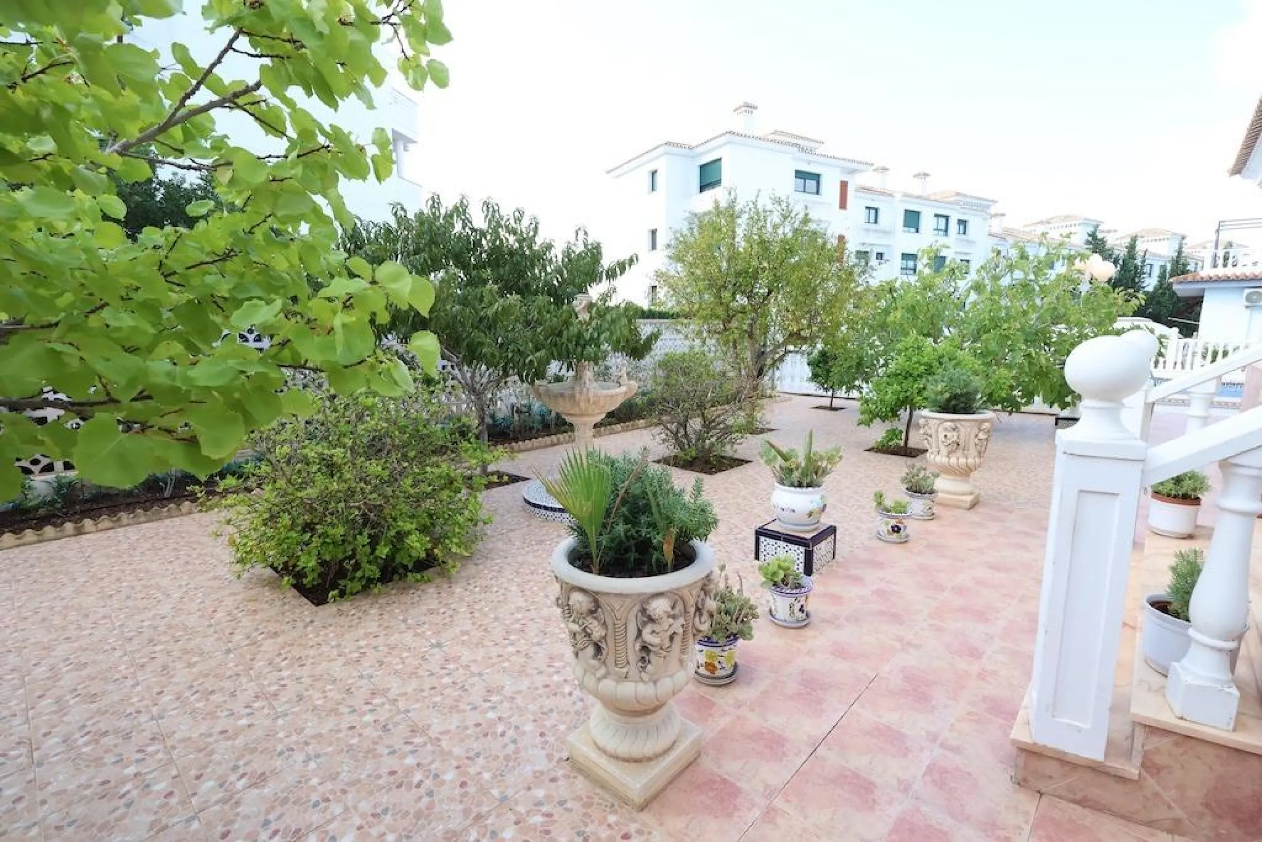 VILLA INDEPENDIENTE CON PARCELA DE 1500 M2. 5 DORM. 4 BAÑOS. CON PISCINA PRIVADA.