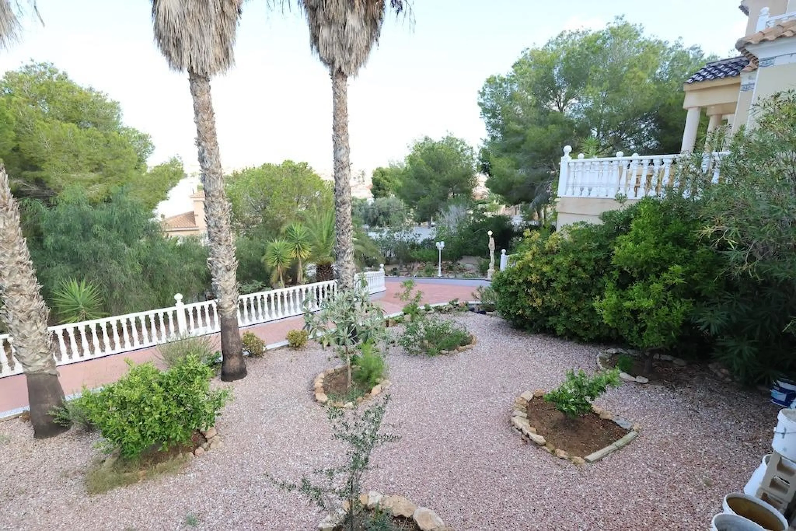 VILLA INDEPENDIENTE CON PARCELA DE 1500 M2. 5 DORM. 4 BAÑOS. CON PISCINA PRIVADA.