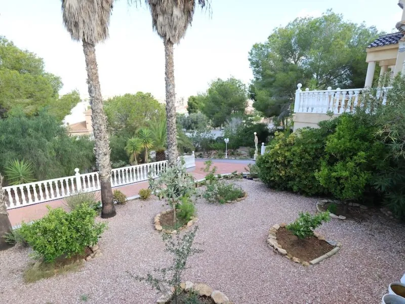 VILLA INDEPENDIENTE CON PARCELA DE 1500 M2. 5 DORM. 4 BAÑOS. CON PISCINA PRIVADA.