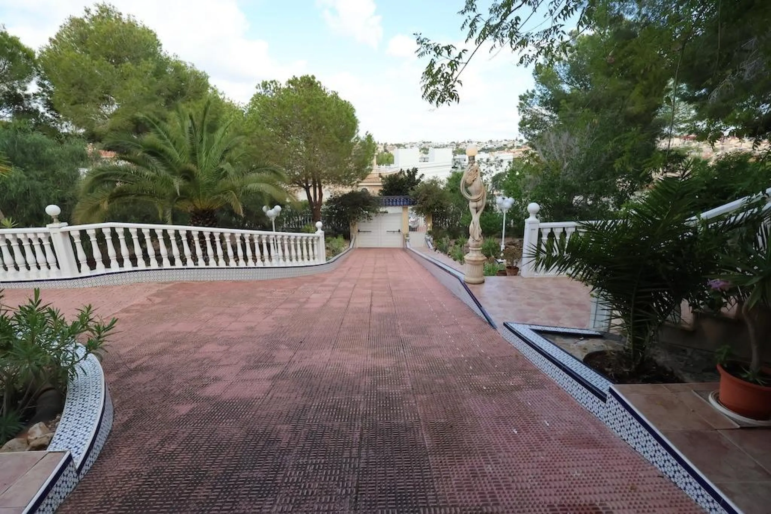 VILLA INDEPENDIENTE CON PARCELA DE 1500 M2. 5 DORM. 4 BAÑOS. CON PISCINA PRIVADA.