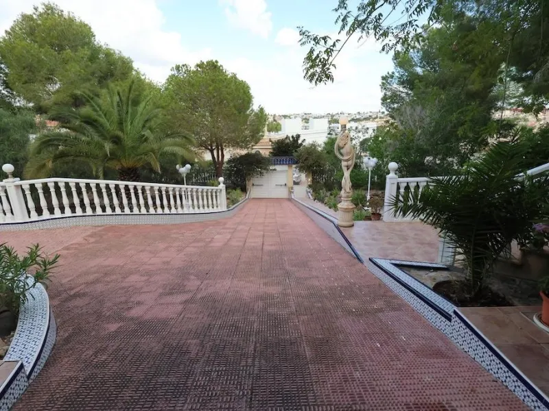VILLA INDEPENDIENTE CON PARCELA DE 1500 M2. 5 DORM. 4 BAÑOS. CON PISCINA PRIVADA.