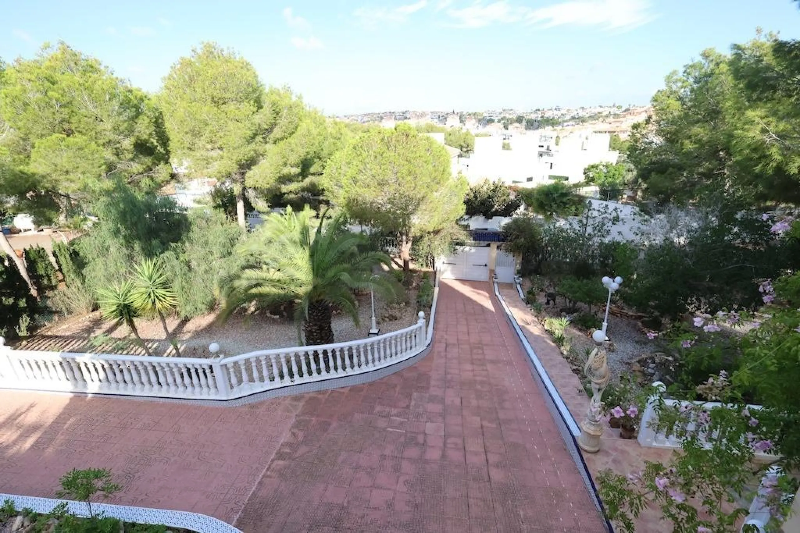 VILLA INDEPENDIENTE CON PARCELA DE 1500 M2. 5 DORM. 4 BAÑOS. CON PISCINA PRIVADA.