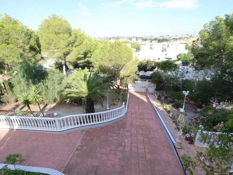 VILLA INDEPENDIENTE CON PARCELA DE 1500 M2. 5 DORM. 4 BAÑOS. CON PISCINA PRIVADA.