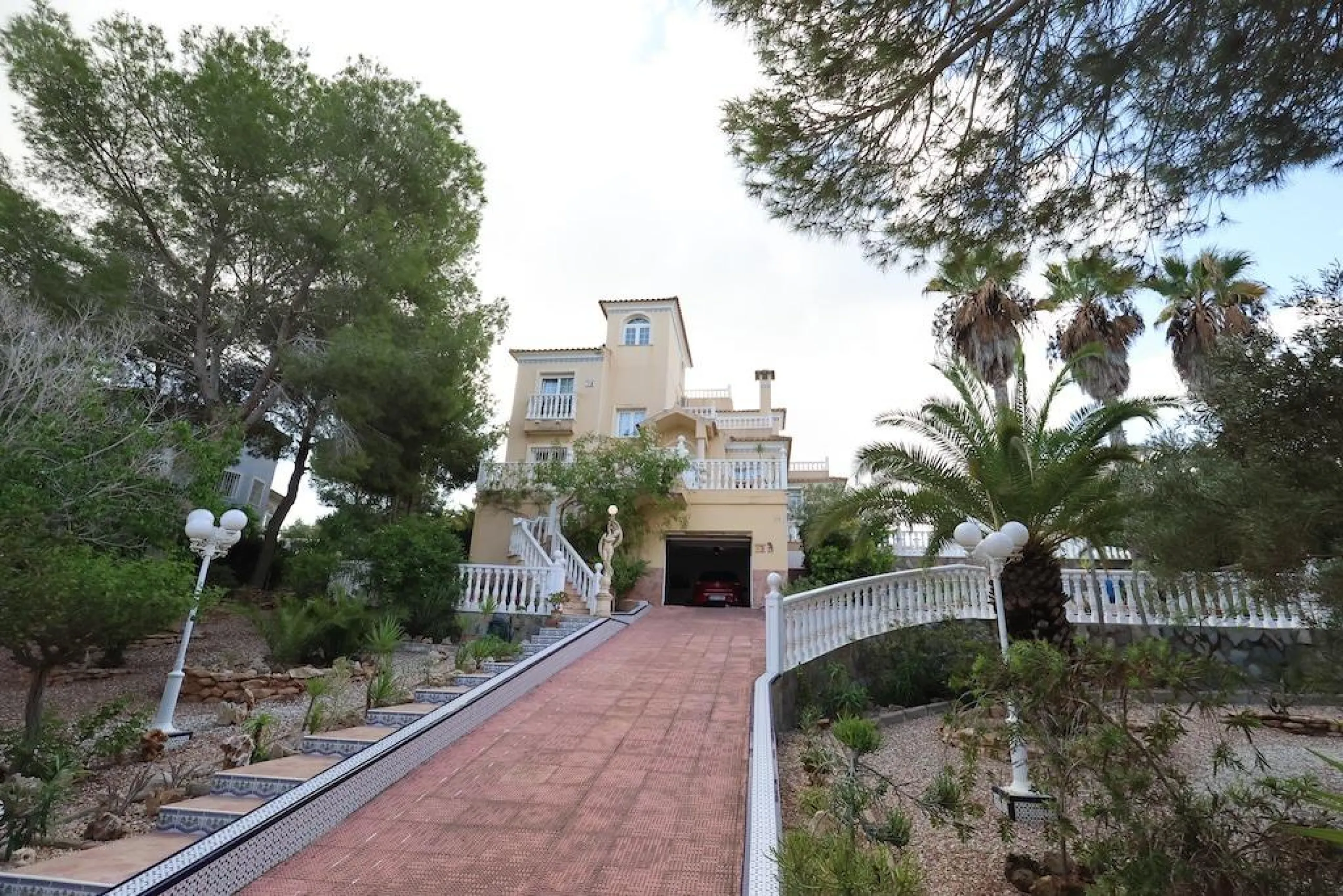 VILLA INDEPENDIENTE CON PARCELA DE 1500 M2. 5 DORM. 4 BAÑOS. CON PISCINA PRIVADA.