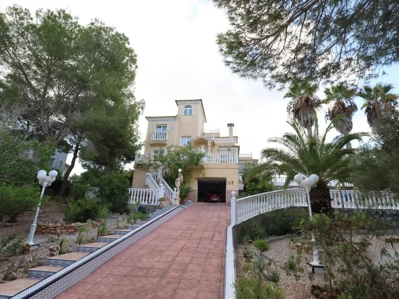 VILLA INDEPENDIENTE CON PARCELA DE 1500 M2. 5 DORM. 4 BAÑOS. CON PISCINA PRIVADA.