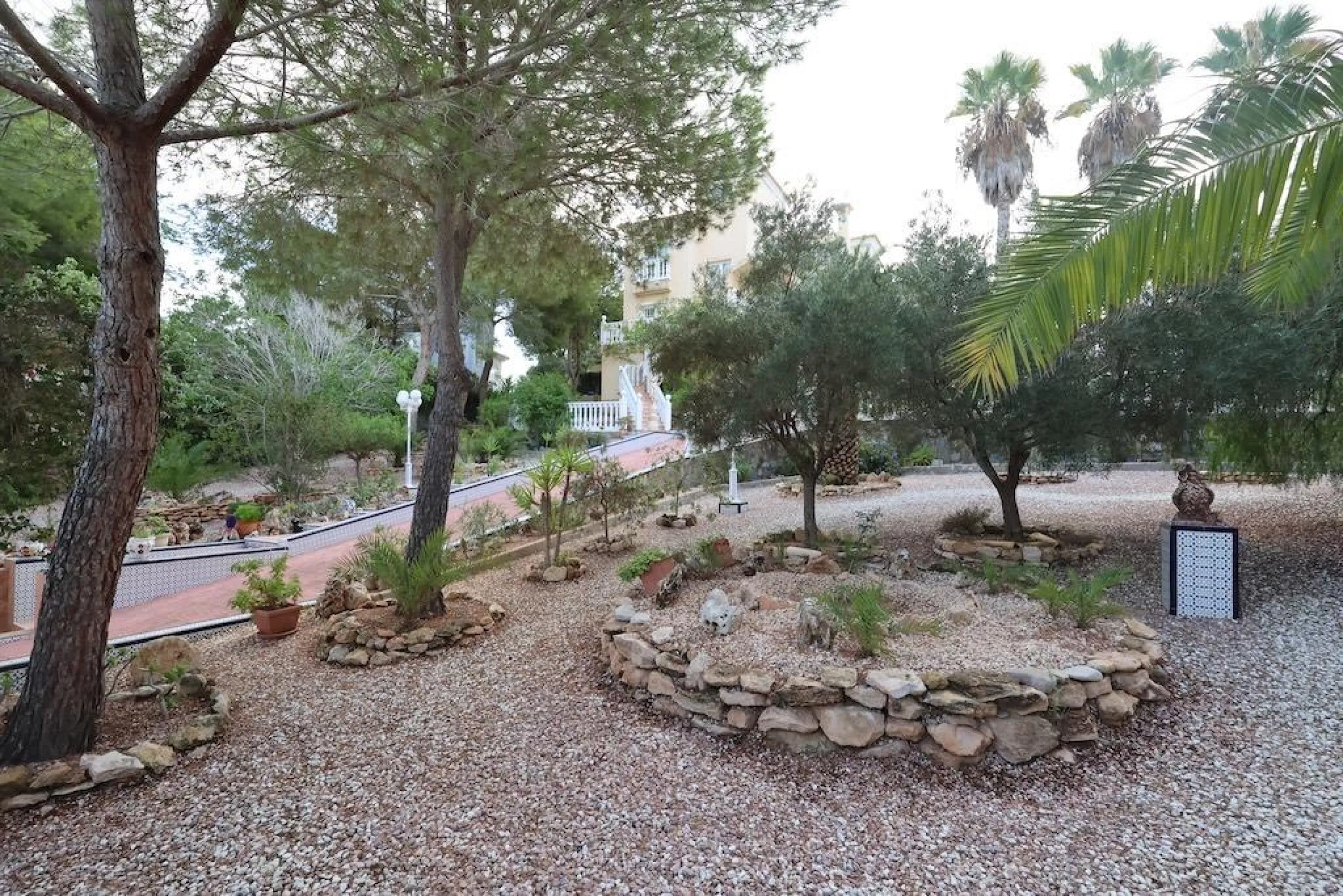 VILLA INDEPENDIENTE CON PARCELA DE 1500 M2. 5 DORM. 4 BAÑOS. CON PISCINA PRIVADA.