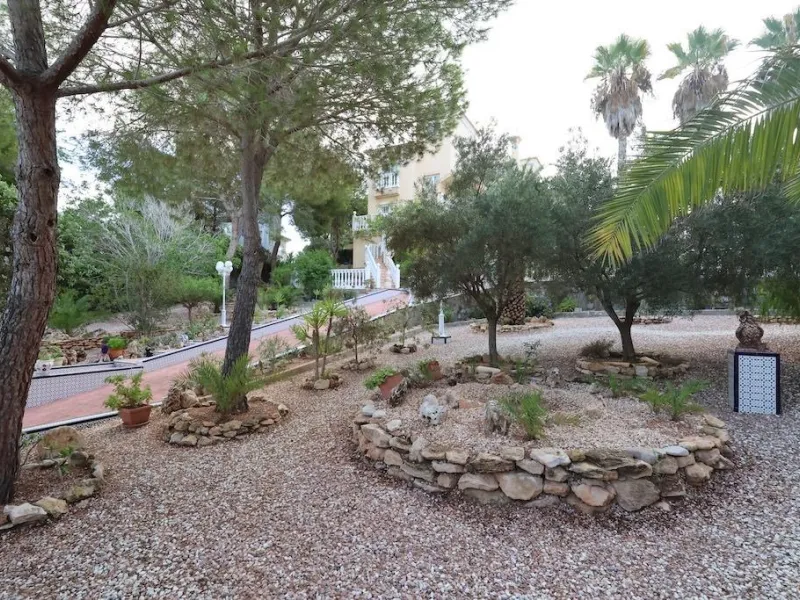 VILLA INDEPENDIENTE CON PARCELA DE 1500 M2. 5 DORM. 4 BAÑOS. CON PISCINA PRIVADA.