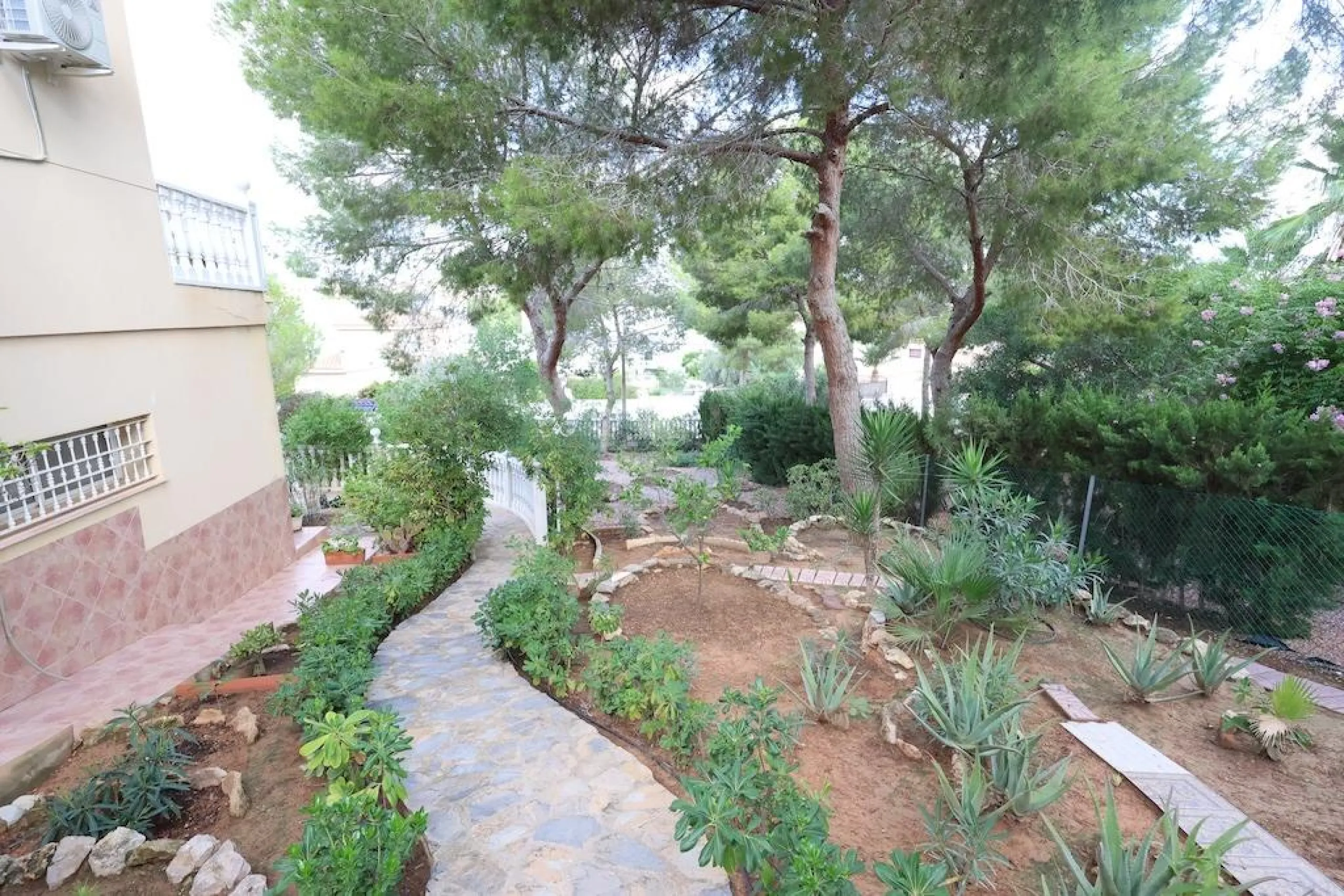 VILLA INDEPENDIENTE CON PARCELA DE 1500 M2. 5 DORM. 4 BAÑOS. CON PISCINA PRIVADA.