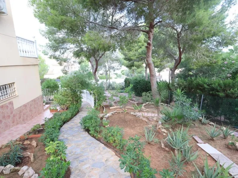 VILLA INDEPENDIENTE CON PARCELA DE 1500 M2. 5 DORM. 4 BAÑOS. CON PISCINA PRIVADA.