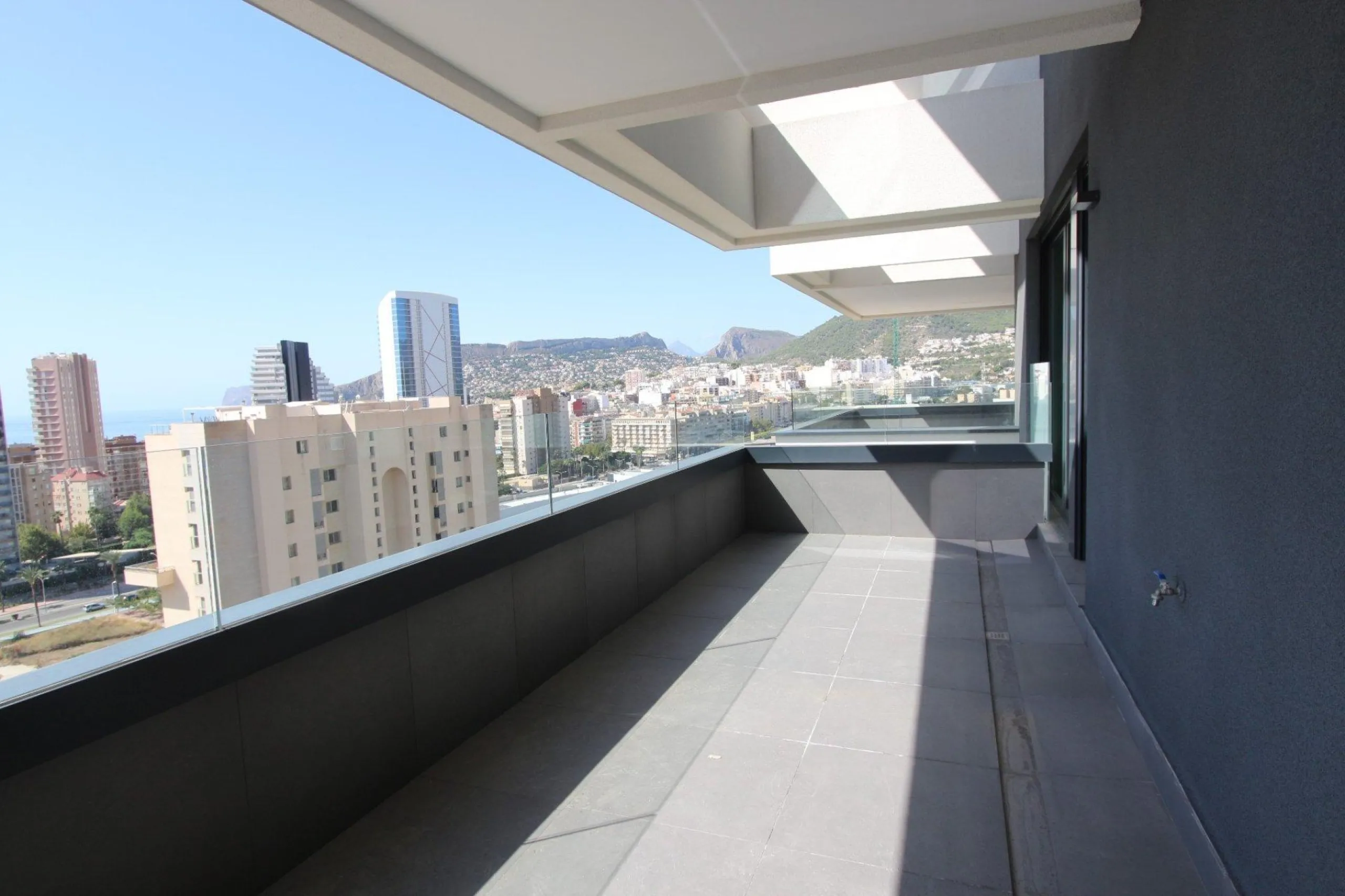 Elegancia y Confort en un Apartamento con Vistas al Mediterráneo