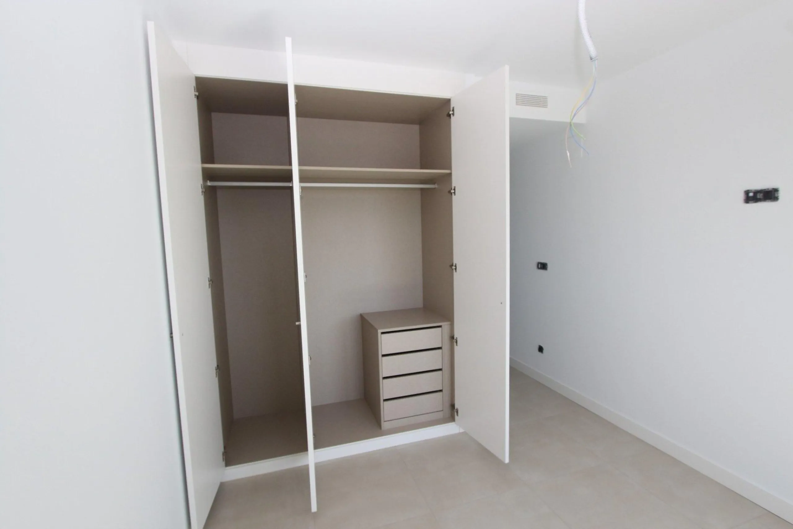 Elegancia y Confort en un Apartamento con Vistas al Mediterráneo