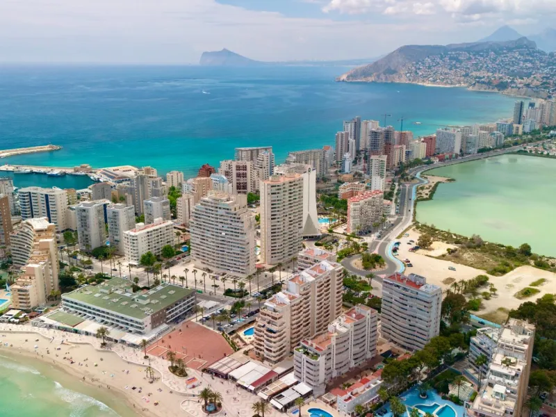 Elegancia y Confort en un Apartamento con Vistas al Mediterráneo