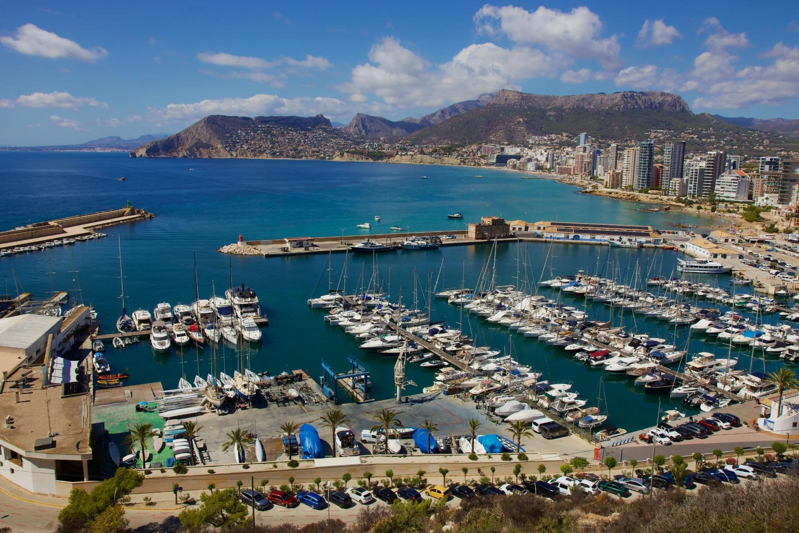 Elegancia y Confort en un Apartamento con Vistas al Mediterráneo
