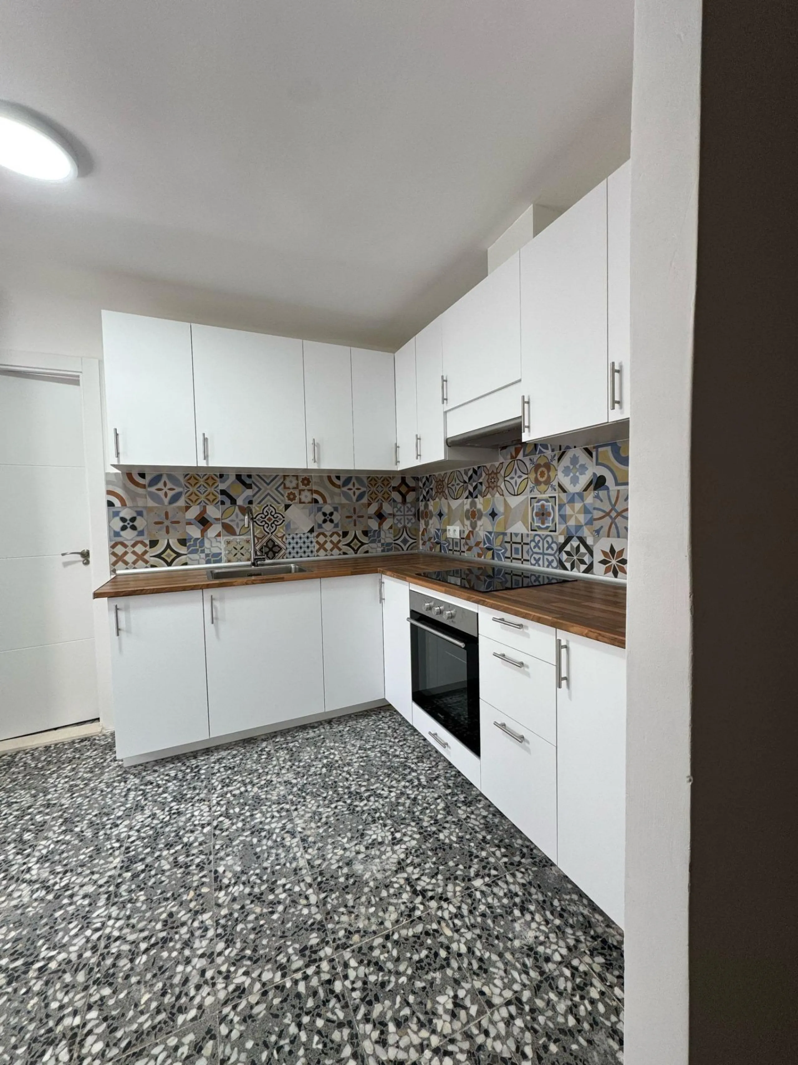 Hostal de 5 Habitaciones – Inversión Llave en Mano con Ingresos Estables