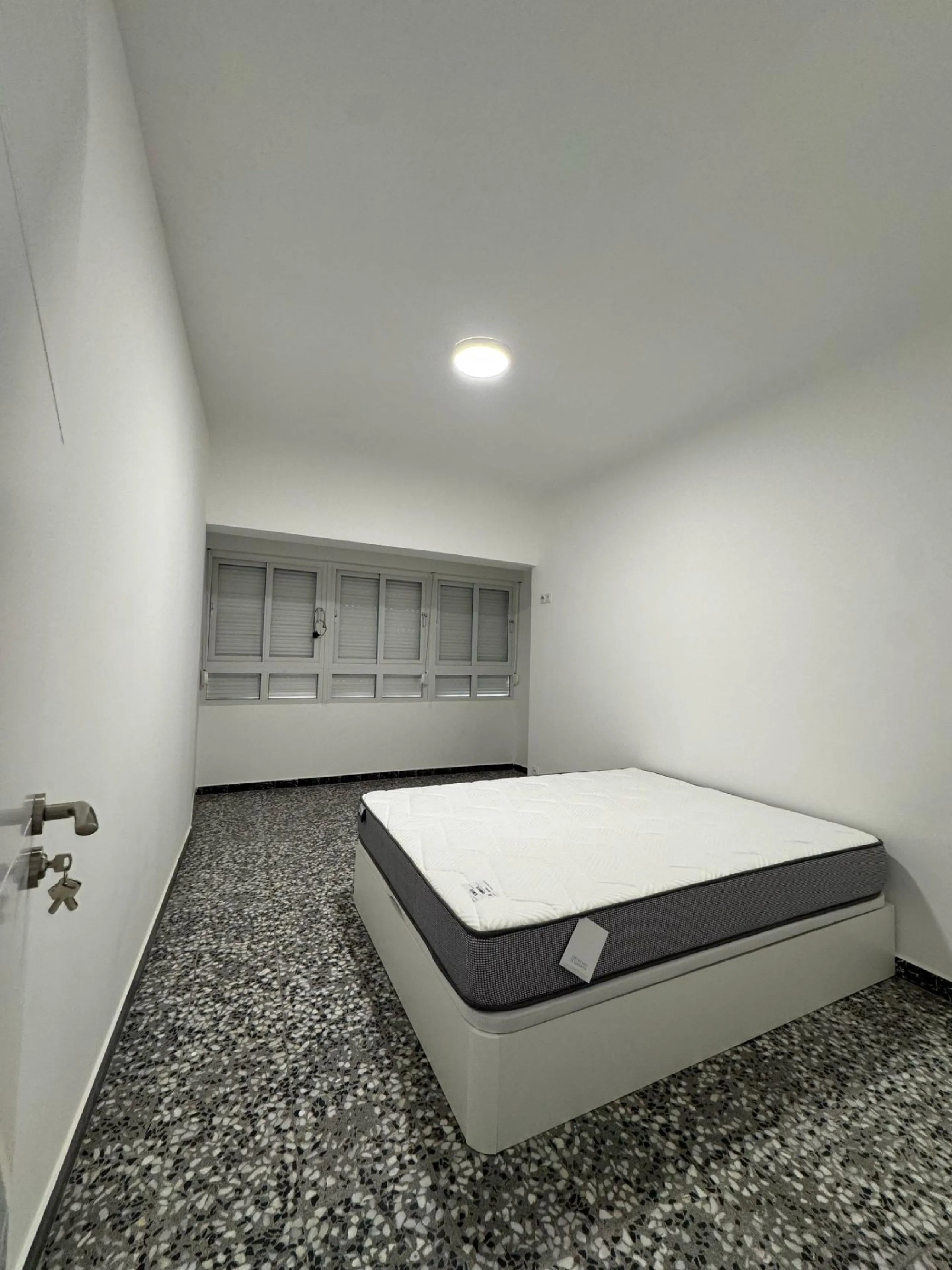 Hostal de 5 Habitaciones – Inversión Llave en Mano con Ingresos Estables