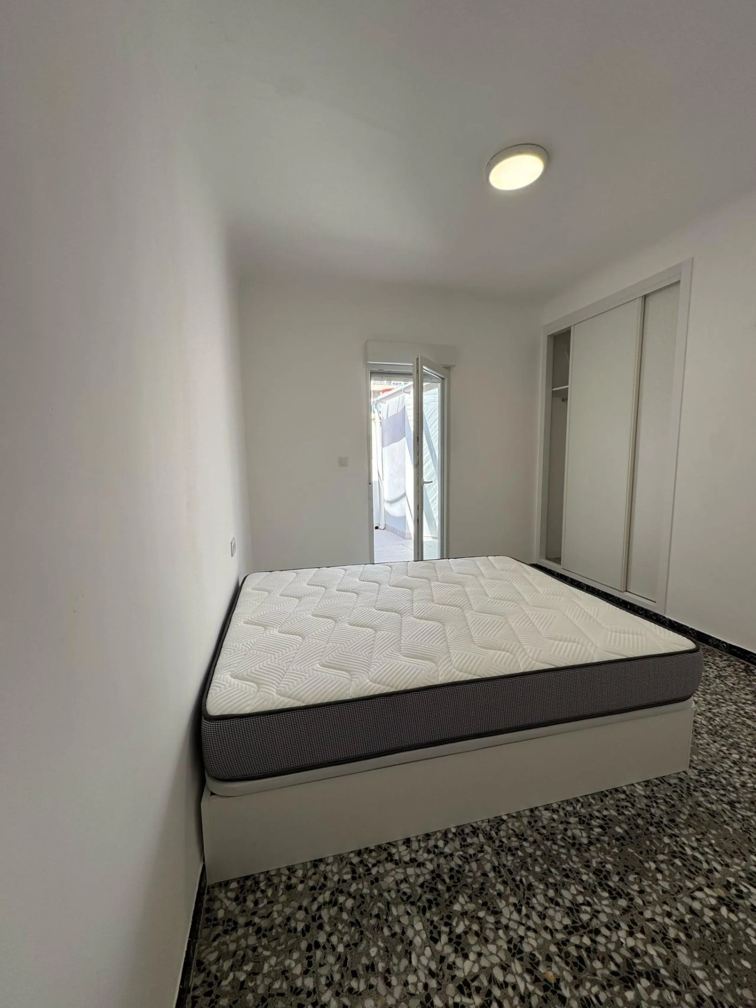 Hostal de 5 Habitaciones – Inversión Llave en Mano con Ingresos Estables