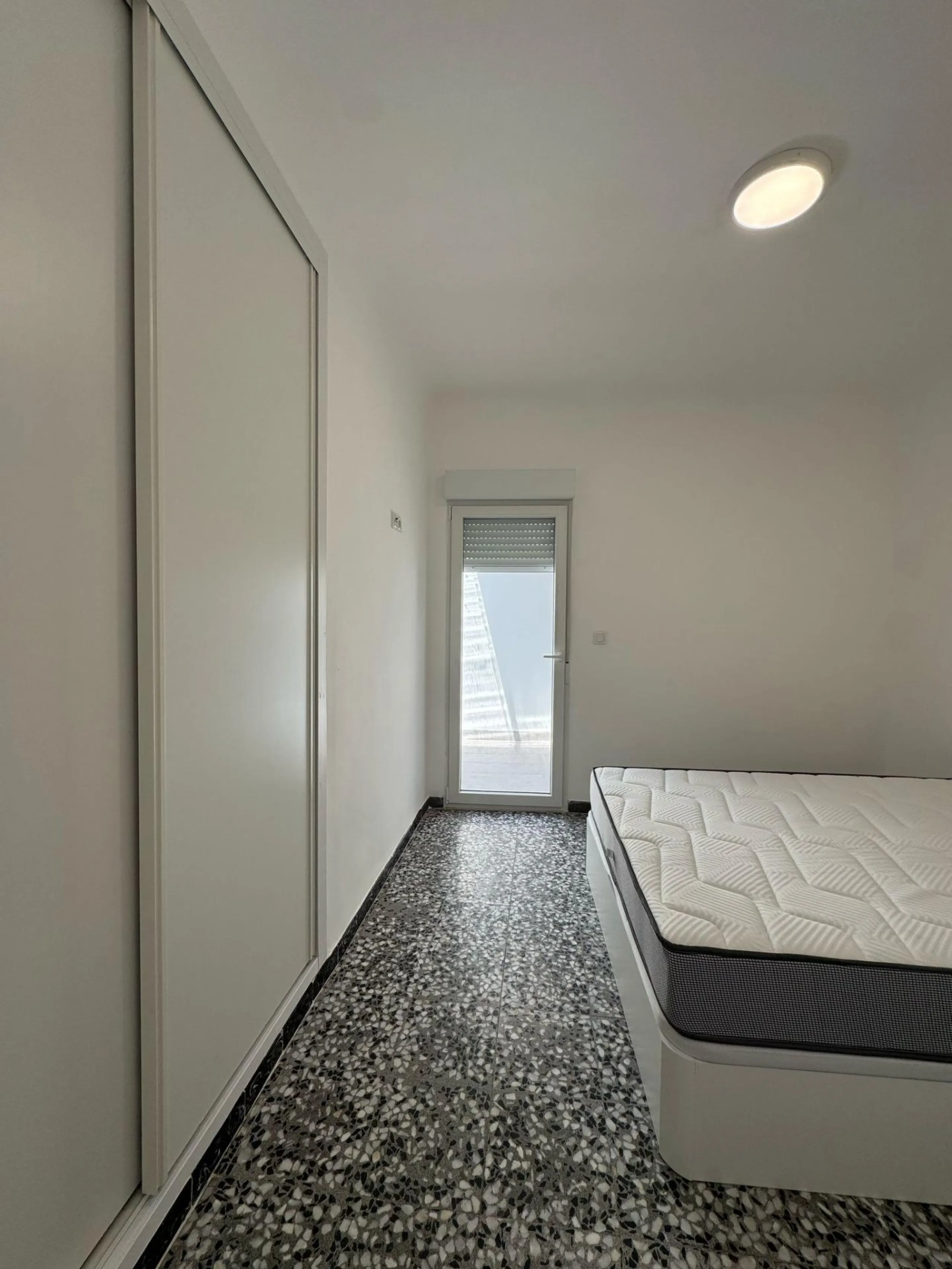 Hostal de 5 Habitaciones – Inversión Llave en Mano con Ingresos Estables
