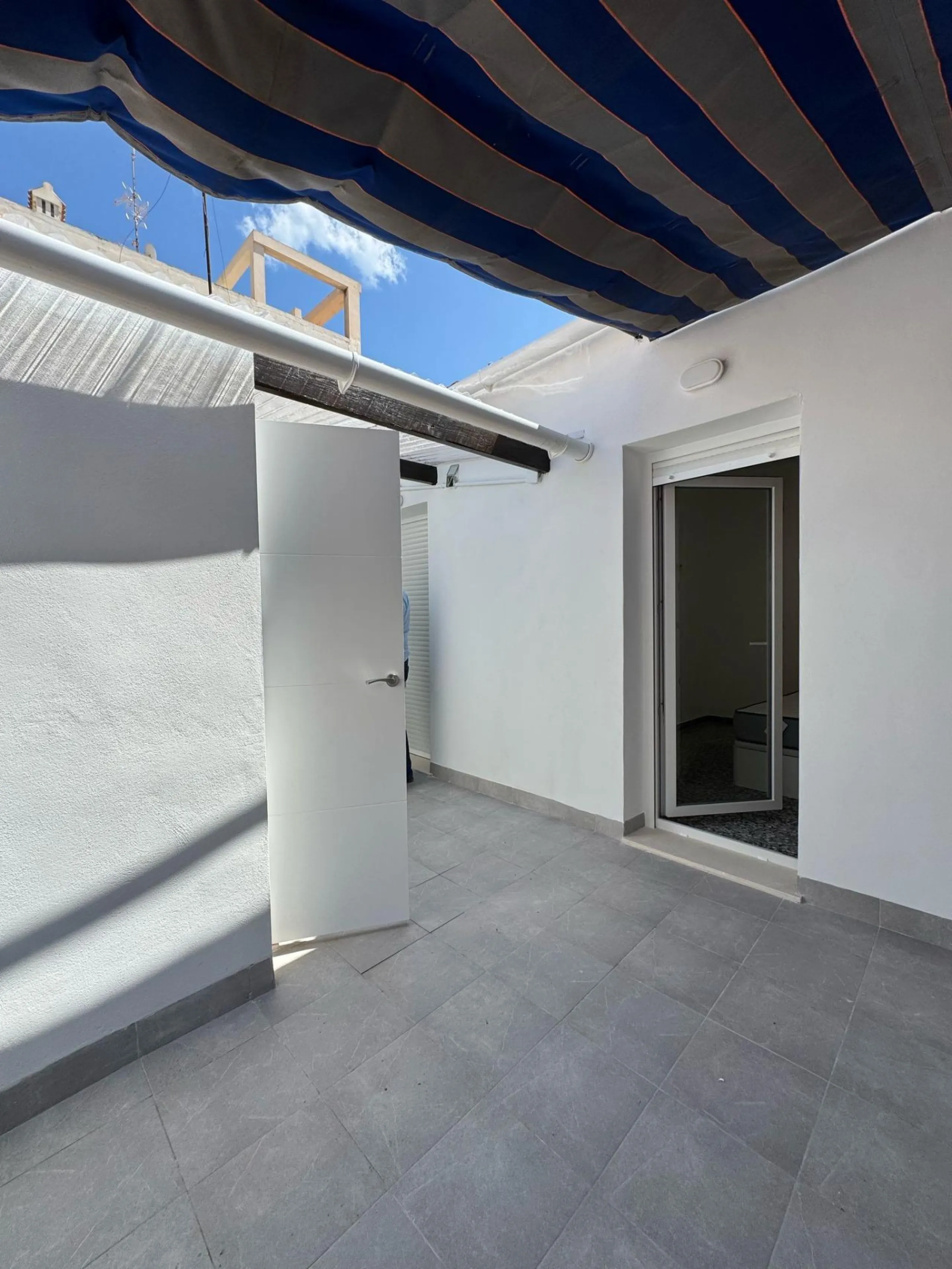 Hostal de 5 Habitaciones – Inversión Llave en Mano con Ingresos Estables