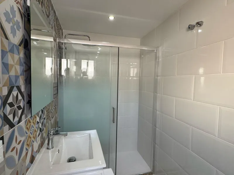 Hostal de 5 Habitaciones – Inversión Llave en Mano con Ingresos Estables