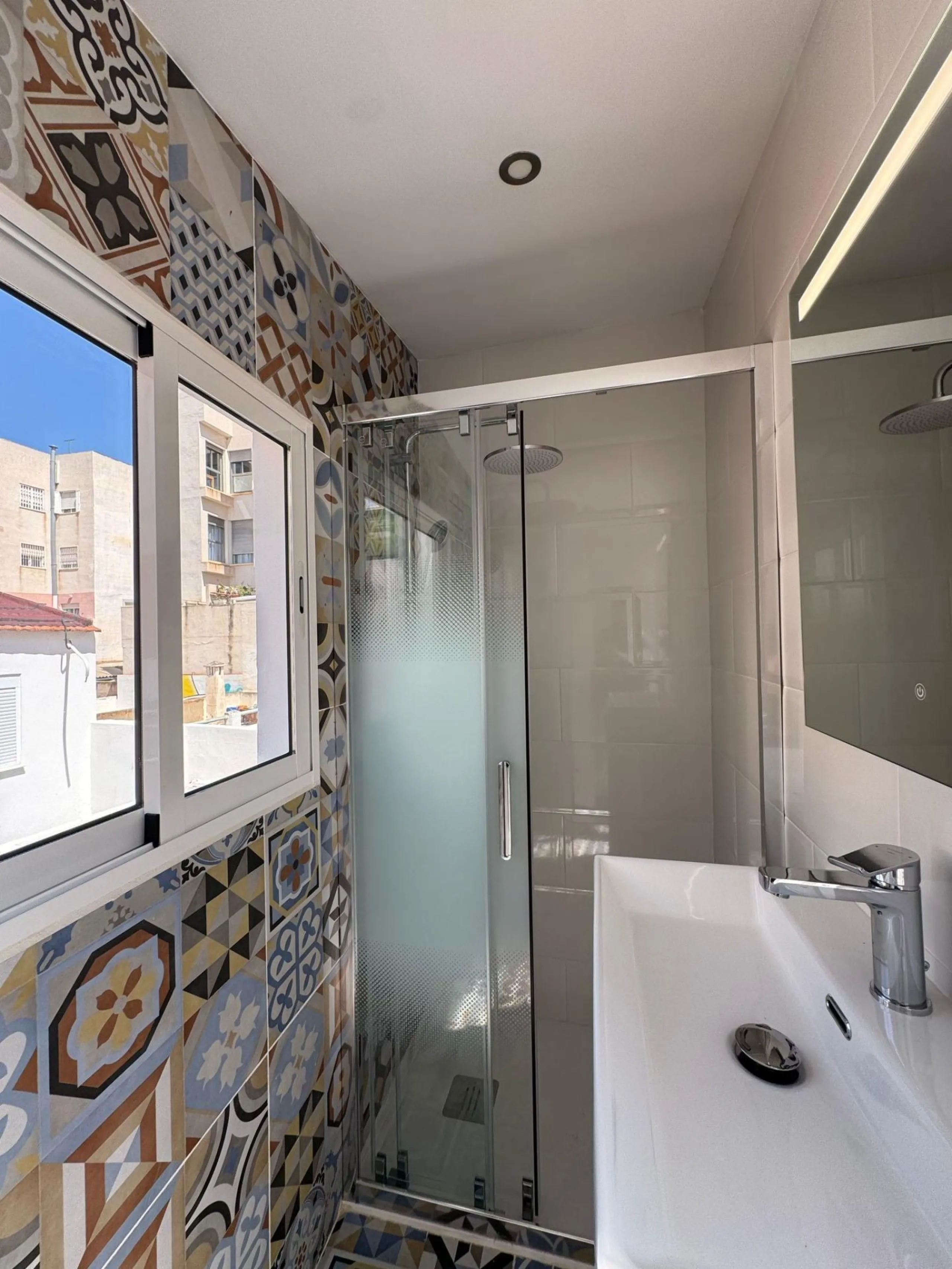 Hostal de 5 Habitaciones – Inversión Llave en Mano con Ingresos Estables