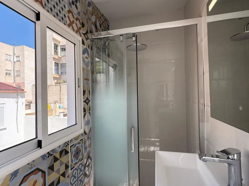Hostal de 5 Habitaciones – Inversión Llave en Mano con Ingresos Estables